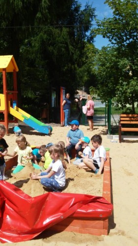 Plac zabaw z piaskownicą