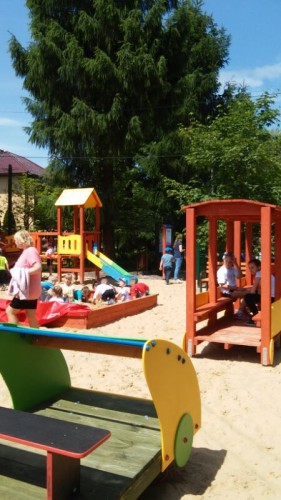 Urządzenia do zabawy i bawiące się dzieci