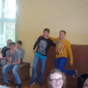 Starsi uczniowie próbują swoich sił w tańcu
