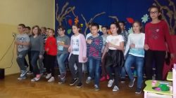 Występ wokalny uczniów klas starszych