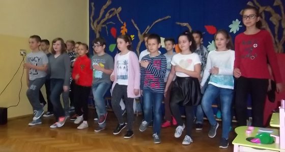 Występ wokalny uczniów klas starszych