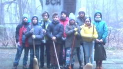 Pod pomnikiem w Jeziorkach