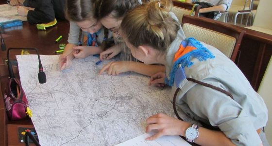 Iga, Nadia i Zosia rozgryzają mapę