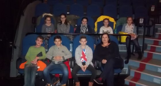 Uczniowie klasy piątej w Teatrze Sztuk