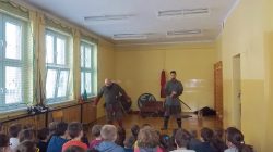 Średniowieczni wojowie w pełnej krasie