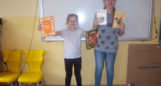Uczestniczki zajęć świetlicowych prezentują nagrody