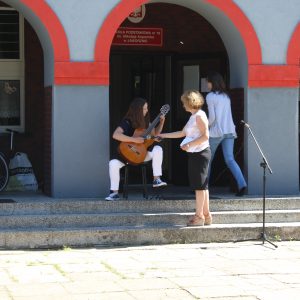 Julia daje popis na gitarze.