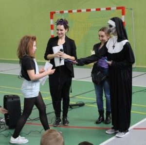 Nadia z klasy 6 odbiera nagrodę