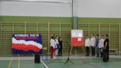 "Przybyli ułani pod okienko..."