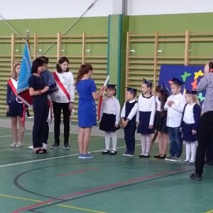Uroczyste pasowanie na ucznia przez panią dyrektor