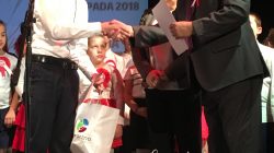 Olek odbiera gratulacje i nagrody